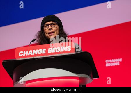 Liverpool, Großbritannien. September 2024. Liverpool, Großbritannien. September 2024. Delegierte spricht auf dem Podium zur Geschäftsordnung bezüglich Rassismus, bevor Angela Rayner, stellvertretende Premierministerin, stellvertretende Leiterin der Labour Party und Staatssekretärin für Wohnungsbau, Gemeinden und lokale Regierung, ihre Eröffnungsrede am ersten Tag der Labour Party-Konferenz 2024 in Liverpool, Großbritannien, hält. Sie wurde von Premierminister Keir Starmer und Rachel Reeves beobachtet und applaudiert. Patrick Hurley, Abgeordneter für Southport, bat um eine Schweigeminute und Angela wurde von der Konferenzvorsitzenden Ellie Reeves eingeführt. Quelle: GaryRobertsphotography/Alamy Stockfoto