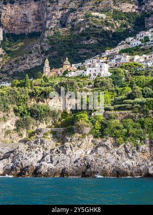 Blick auf Praiano an der Amalfiküste in Italien. Stockfoto