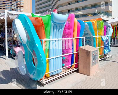 Palma de Mallorca, Spanien; 13. august 2024: Aufblasbare Kunststoff-Sommermatratzen in einem Souvenir an der Promenade von Playa de Palma de Mallorca, Stockfoto