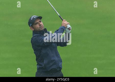 Virginia Water, Großbritannien. September 2024. Fabrizio Zanotti aus Paraguay beobachtet seinen Annäherungsschuss auf das 4. Loch während Runde 4 der BMW PGA Championship im Wentworth Golf Club, Virginia Water, England am 22. September 2024. Foto: Grant Winter. Nur redaktionelle Verwendung, Lizenz für kommerzielle Nutzung erforderlich. Keine Verwendung bei Wetten, Spielen oder Publikationen eines einzelnen Clubs/einer Liga/eines Spielers. Quelle: UK Sports Pics Ltd/Alamy Live News Stockfoto