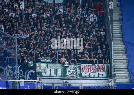 Heerenveen, Niederlande. September 2024. HEERENVEEN, NIEDERLANDE - 22. SEPTEMBER: Fans des FC Groningen schauen beim niederländischen Eredivisie-Spiel zwischen sc Heerenveen und FC Groningen im Abe Lenstra Stadion am 22. September 2024 in Heerenveen zu. (Foto von Andre Weening/Orange Pictures) Credit: Orange Pics BV/Alamy Live News Stockfoto