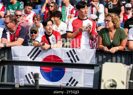 Rotterdam, Niederlande. September 2024. Rotterdam - koreanische Fans in der sechsten Runde der Eredivisie-Saison 2024/2025. Das Spiel findet am 22. September 2024 im Stadion Feijenoord de Kuip zwischen Feyenoord und NAC Breda statt. Credit: Box to Box Pictures/Alamy Live News Stockfoto