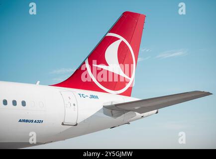 Die Heckpartie der Turkish Airlines an einem sonnigen Tag. Entleerung des weißen Airbus A321 (TC-JRH) mit rotem vertikalen Stabilisator. Stockfoto