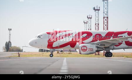 Ernest Airlines Airbus A320 fährt nach der Landung auf dem Flugplatz. Seitenansicht der Passagierflugzeuge des ehemaligen bestehenden Billigflugzeugs. Stockfoto