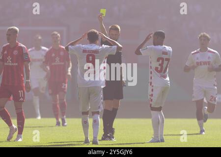 Düsseldorf, Deutschland. September 2024. Luca WALDSCHMIDT (K, 9) zeigt die gelbe Karte von Schiedsrichter Christian DINGERT (Mitte); Fußball 2. Bundesliga-Saison 2024/2025, 6. Spieltag, 6. Spieltag, Fortuna Düsseldorf (D) - FC Köln (K) 2-2, Düsseldorf gegen Köln, F95 gegen KOE, am 21.09.2024, M erkur S pielarena Credit: dpa/Alamy Live News Stockfoto