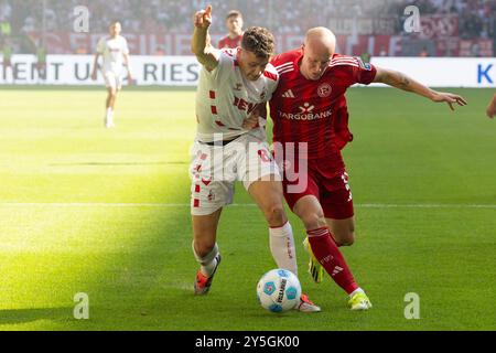 Düsseldorf, Deutschland. September 2024. Eric MARTEL (K, links) im Duell gegen Valgeir LUNDDAL (D, rechts), Action; Fußball 2. Bundesliga Saison 2024/2025, 6. Spieltag, 6. Spieltag, Fortuna Düsseldorf (D) - FC Köln (K) 2-2, Düsseldorf gegen Köln, F95 gegen KOE, am 21. September 2024, m erkur Spielarena Credit: dpa/Alamy Live News Stockfoto