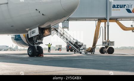 Boeing 777-200 am Morgen auf der Jetbrücke. Niedrigwinkelansicht des Flugzeugs der Ukraine International Airlines (UR-GOB), das für einen Flug vorbereitet wird. Stockfoto