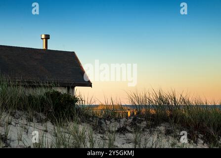 Abgeschiedenes Strandhaus am Sonnenaufgang, Truro, Massachusetts, USA. Stockfoto