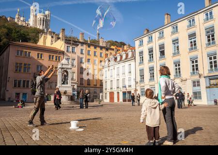 Kinder spielen auf dem Saint-Jean-Platz in Lyon, Rhône, Rhône-Alpes, Frankreich Stockfoto