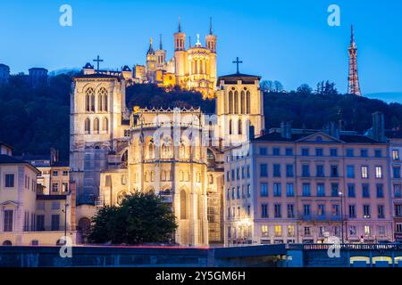 Blick auf die Kathedrale von St-Jean und die Basilika Notre-Dame de Fourviere in Lyon, Rhône, Rhône-Alpes, Frankreich Stockfoto