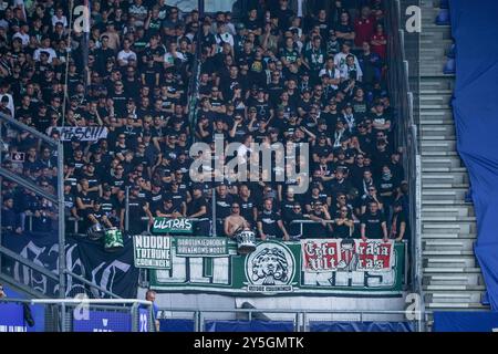 Heerenveen, Niederlande. September 2024. HEERENVEEN, NIEDERLANDE - 22. SEPTEMBER: Fans des FC Groningen schauen beim niederländischen Eredivisie-Spiel zwischen sc Heerenveen und FC Groningen im Abe Lenstra Stadion am 22. September 2024 in Heerenveen zu. (Foto von Andre Weening/Orange Pictures) Credit: dpa/Alamy Live News Stockfoto