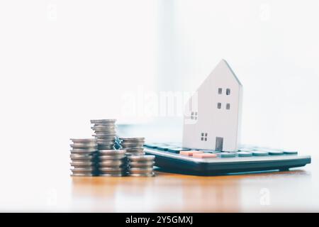 Investitionen in Immobilien beinhalten oft die Sicherung eines Hypothekarkredits für ein Haus, wobei das Wachstumspotenzial mit der Entscheidung über Miete oder Kauf von Immobilien in Einklang gebracht wird Stockfoto