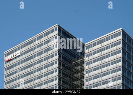 Hauptverwaltung der LANXESS AG in Köln-Deutz. Der Konzern für Spezialchemie entstand 2004 durch die Ausgliederung aus der Bayer AG. Die Aktien der Lanxess AG sind im MDAX gelistet. Das Bürohochhaus heisst seit dem Einzug Lanxess Tower und entspricht dem Deutschen Gütesiegel nachhaltiges Bauen DGNB Standard Gold. *** Hauptsitz der LANXESS AG in Köln-Deutz. Der Spezialchemiekonzern wurde 2004 durch die Ausgründung der Bayer AG gegründet. Die Anteile der Lanxess AG sind im MDAX notiert. Der Büroturm heißt seit dem Einzug Lanxess Tower und entspricht dem deutschen Sustain Stockfoto