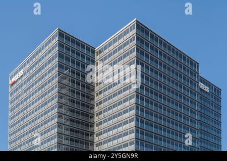 Hauptverwaltung der LANXESS AG in Köln-Deutz. Der Konzern für Spezialchemie entstand 2004 durch die Ausgliederung aus der Bayer AG. Die Aktien der Lanxess AG sind im MDAX gelistet. Das Bürohochhaus heisst seit dem Einzug Lanxess Tower und entspricht dem Deutschen Gütesiegel nachhaltiges Bauen DGNB Standard Gold. *** Hauptsitz der LANXESS AG in Köln-Deutz. Der Spezialchemiekonzern wurde 2004 durch die Ausgründung der Bayer AG gegründet. Die Anteile der Lanxess AG sind im MDAX notiert. Der Büroturm heißt seit dem Einzug Lanxess Tower und entspricht dem deutschen Sustain Stockfoto