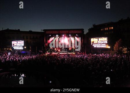 Die Band ZSK spielt ein Konzert während einer Kundgebung gegen AfD und Rechtsruck anlässlich der Landtagswahl in Brandenburg, Luisenplatz, Potsdam, 21. September 2024. Die Wahl findet am 22. September statt. Landtagswahl Brandenburg 2024: Kundgebung kein Bock auf Nazis *** die Band ZSK spielt ein Konzert während einer Kundgebung gegen die AfD und den Rechtsruck anlässlich der Landtagswahl in Brandenburg, Luisenplatz, Potsdam, 21. September 2024 die Wahl findet am 22. September 2024 Landtagswahl kein Bock auf Nazis statt Stockfoto