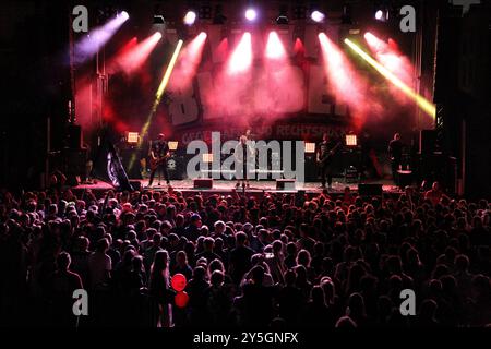 Die Band ZSK spielt ein Konzert während einer Kundgebung gegen AfD und Rechtsruck anlässlich der Landtagswahl in Brandenburg, Luisenplatz, Potsdam, 21. September 2024. Die Wahl findet am 22. September statt. Landtagswahl Brandenburg 2024: Kundgebung kein Bock auf Nazis *** die Band ZSK spielt ein Konzert während einer Kundgebung gegen die AfD und den Rechtsruck anlässlich der Landtagswahl in Brandenburg, Luisenplatz, Potsdam, 21. September 2024 die Wahl findet am 22. September 2024 Landtagswahl kein Bock auf Nazis statt Stockfoto