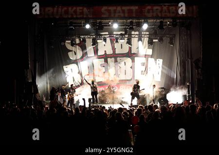 Die Band ZSK spielt ein Konzert während einer Kundgebung gegen AfD und Rechtsruck anlässlich der Landtagswahl in Brandenburg, Luisenplatz, Potsdam, 21. September 2024. Die Wahl findet am 22. September statt. Landtagswahl Brandenburg 2024: Kundgebung kein Bock auf Nazis *** die Band ZSK spielt ein Konzert während einer Kundgebung gegen die AfD und den Rechtsruck anlässlich der Landtagswahl in Brandenburg, Luisenplatz, Potsdam, 21. September 2024 die Wahl findet am 22. September 2024 Landtagswahl kein Bock auf Nazis statt Stockfoto