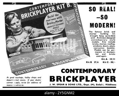 Brickplayer, Werbespots von 1940 und 1960 der Boardgame-Firma Spears. Dieses „Bauwerk auf künstlicher Steinbasis“ bestand aus kleinen Ziegeln, die an echte Bausteine heranpassten. Der Benutzer klebte die Ziegelsteine mit einem speziellen Mörtel zusammen, der später entfernt werden konnte, indem das gesamte Gebäude in Wasser getaucht und durchnässt wurde! Der Deckel zeigt einen kleinen Jungen, der (natürlich) mit Kelle und Mörtel beschäftigt ist, eine Schule zu bauen. Es wurden zahlreiche Sets produziert. Stockfoto