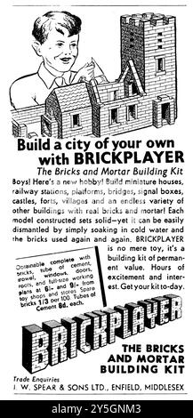 Brickplayer, Werbespots von 1940 und 1960 der Boardgame-Firma Spears. Dieses „Bauwerk auf künstlicher Steinbasis“ bestand aus kleinen Ziegeln, die an echte Bausteine heranpassten. Der Benutzer klebte die Ziegelsteine mit einem speziellen Mörtel zusammen, der später entfernt werden konnte, indem das gesamte Gebäude in Wasser getaucht und durchnässt wurde! Der Deckel zeigt einen kleinen Jungen, der (natürlich) mit Kelle und Mörtel beschäftigt ist, eine Schule zu bauen. Es wurden zahlreiche Sets produziert. Stockfoto