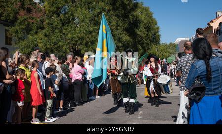 PEZINOK, SLOWAKEI - 22. September 2024: Allegorische Prozession im Rahmen der traditionellen Erntedankfeier und Kostümparade in Pezinok Stockfoto