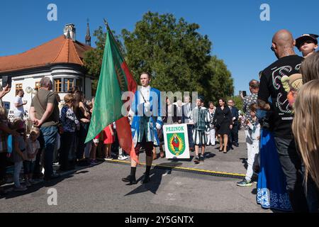 PEZINOK, SLOWAKEI - 22. September 2024: Allegorische Prozession im Rahmen der traditionellen Erntedankfeier und Kostümparade in Pezinok Stockfoto