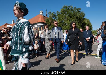 PEZINOK, SLOWAKEI - 22. September 2024: Allegorische Prozession im Rahmen der traditionellen Erntedankfeier und Kostümparade in Pezinok Stockfoto