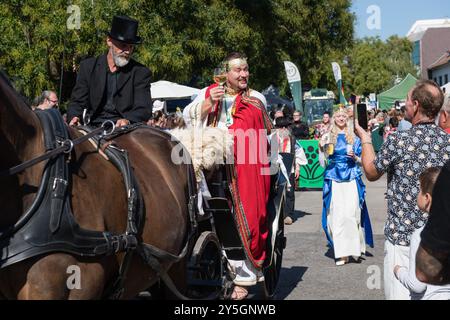 PEZINOK, SLOWAKEI - 22. September 2024: Allegorische Prozession im Rahmen der traditionellen Erntedankfeier und Kostümparade in Pezinok Stockfoto