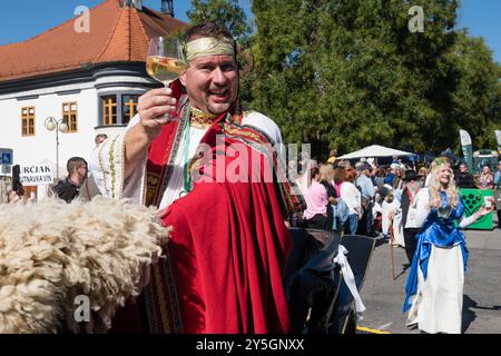 PEZINOK, SLOWAKEI - 22. September 2024: Allegorische Prozession im Rahmen der traditionellen Erntedankfeier und Kostümparade in Pezinok Stockfoto