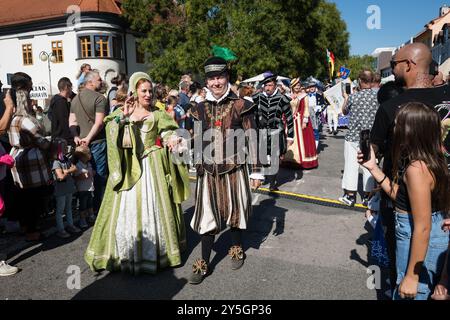 PEZINOK, SLOWAKEI - 22. September 2024: Allegorische Prozession im Rahmen der traditionellen Erntedankfeier und Kostümparade in Pezinok Stockfoto