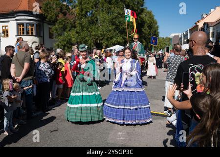 PEZINOK, SLOWAKEI - 22. September 2024: Allegorische Prozession im Rahmen der traditionellen Erntedankfeier und Kostümparade in Pezinok Stockfoto