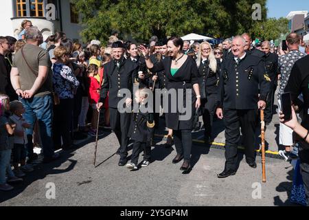 PEZINOK, SLOWAKEI - 22. September 2024: Allegorische Prozession im Rahmen der traditionellen Erntedankfeier und Kostümparade in Pezinok Stockfoto