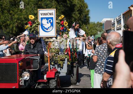 PEZINOK, SLOWAKEI - 22. September 2024: Allegorische Prozession im Rahmen der traditionellen Erntedankfeier und Kostümparade in Pezinok Stockfoto