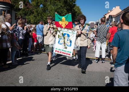 PEZINOK, SLOWAKEI - 22. September 2024: Allegorische Prozession im Rahmen der traditionellen Erntedankfeier und Kostümparade in Pezinok Stockfoto