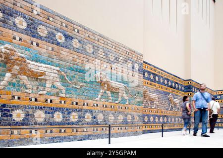 Berlin, Deutschland, 24. Juli 2009, der pulsierende Prozessionsweg des Ishtar-Tors zeigt komplexe Mosaiken, während Besucher dieses antike Artefakt bewundern Stockfoto