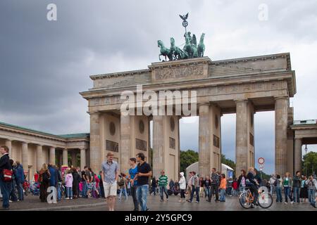 Berlin, Deutschland, 24. Juli 2009 versammeln sich Touristen um das historische Brandenburger Tor in Berlin und genießen die Atmosphäre und das reiche kulturelle Erbe von t Stockfoto