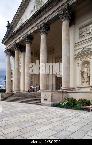 Berlin, Deutschland, 24. Juli 2009, Besucher bewundern die atemberaubende Architektur des Französischen Doms auf dem Berliner Gendarmenmarkt an einem bewölkten Tag. Stockfoto