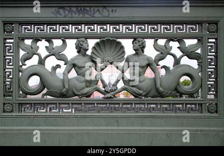 Die kunstvoll verzierte Schlossbrücke zeigt mythologische Figuren, die den Blick auf die Spree in Berlin elegant einrahmen. Stockfoto