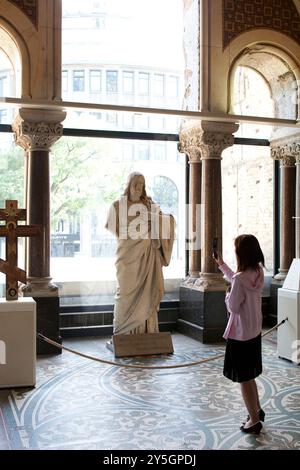 Berlin, Deutschland, 24. Juli 2009, Ein Besucher begibt sich mit einer Statue in der historischen Kaiser-Wilhelm-Gedächtniskirche in Berlin, die ihren Architekten hervorhebt Stockfoto