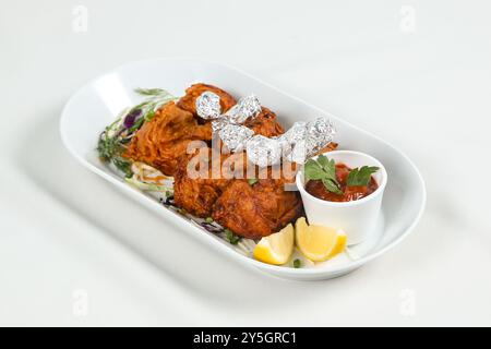 Hühnerlutscher gegrillter Tandoori Non Veg mit Schezwan-Sauce Dip Chutney Stockfoto