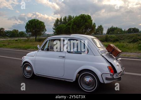 Fiat 500 – klassisches Modell fährt auf der italienischen Autobahn. Stockfoto