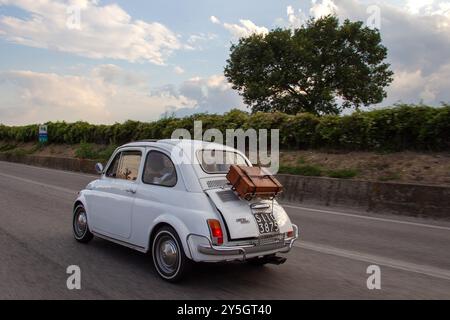 Fiat 500 – klassisches Modell fährt auf der italienischen Autobahn. Stockfoto