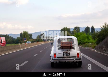 Fiat 500 – klassisches Modell fährt auf der italienischen Autobahn. Stockfoto