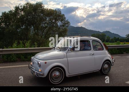 Fiat 500 – klassisches Modell fährt auf der italienischen Autobahn. Stockfoto