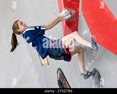 Prag, Tschechische Republik. September 2024. Weltmeisterschaft im Sportklettern (Bouldern), Halbfinale der Frauen, in Prag, Tschechische Republik, 22. September, 2024. Erin McNeice aus Großbritannien. Quelle: Michal Krumphanzl/CTK Photo/Alamy Live News Stockfoto