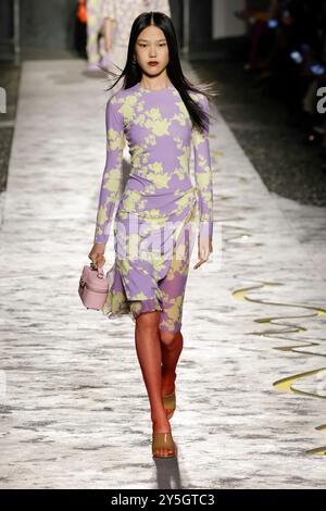 Mailand, Italien. September 2024. Ein Model ist auf dem Catwalk der Versace Fashion Show während der Frühjahr Sommer 2025 Collections Fashion Show auf der Milan Fashion Week in Mailand am 20. September 20224 zu sehen (Foto: Jonas Gustavsson/SIPA USA) Credit: SIPA USA/Alamy Live News Stockfoto