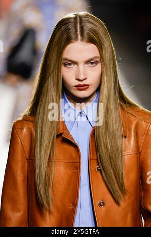 Mailand, Italien. September 2024. Ein Model ist auf dem Catwalk der Versace Fashion Show während der Frühjahr Sommer 2025 Collections Fashion Show auf der Milan Fashion Week in Mailand am 20. September 20224 zu sehen (Foto: Jonas Gustavsson/SIPA USA) Credit: SIPA USA/Alamy Live News Stockfoto