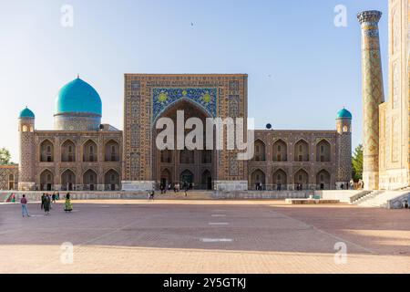 Fassade der Madrasah Tilya Kori in Samarkand, Usbekistan. Fassade der Madrasah Tilya Kori in Samarkand, Usbekistan. Beispiel der islamischen Architektur XVI Stockfoto