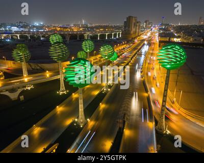 Drohnenfoto der befahrenen Autobahn Green Field Riad KSA. Nacht. Stockfoto