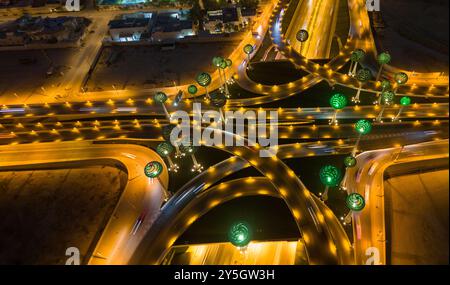 Drohnenfoto der befahrenen Autobahn Green Field Riad KSA. Nacht. Stockfoto