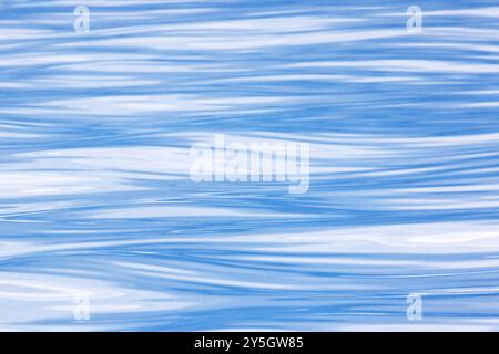 Abstrakte blaue Wellen. Details des kalten, schimmernden blauen Wassers des Arktischen Ozeans. Hintergrundtextur zum Hinzufügen von Text oder zur Verwendung als Overlay. Stockfoto